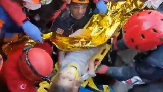 copil scos de sub dărâmături