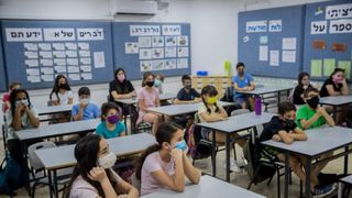 Peste 200 de unități noi de învățământ trec în scenariul roșu. Care este numărul total