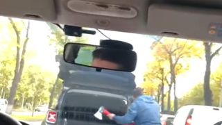 Un șofer din București a scos din portbagaj un topor și a amenințat un alt participant la trafic