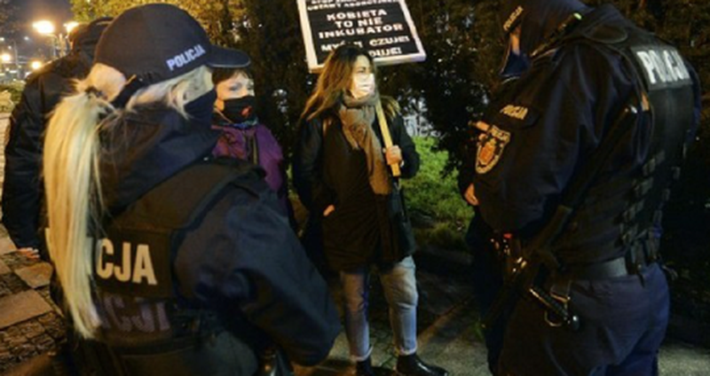 Arestări și mai mulți răniți la o manifestaţie violentă în Slovenia împotriva izolării