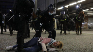Arestări și mai mulți răniți la o manifestaţie violentă &icirc;n Slovenia &icirc;mpotriva izolării