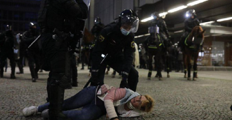 Arestări și mai mulți răniți la o manifestaţie violentă în Slovenia împotriva izolării