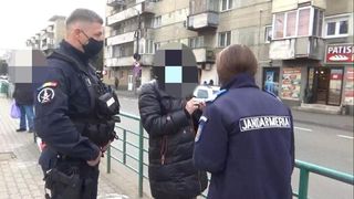 Femeie confirmată cu COVID-19, prinsă fără mască &icirc;n stația de tramvai!