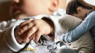 VIDEO - Moartea unui bebeluș șochează. Mama, acuzată de nepăsare