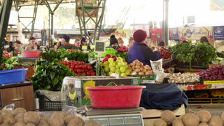 Aglomeraţie la piaţă, înainte de închidere