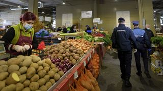 VIDEO - Producătorii și comercianții protestează față de restricții