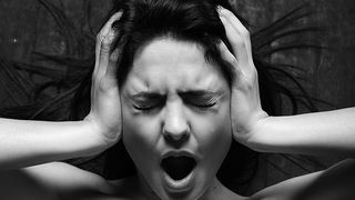 Incident șocant în București. O femeie s-a dezbrăcat și s-a mutilat în fața trecătorilor