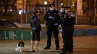 Poliția a fost &bdquo;cu ochii&rdquo; pe cetățenii care au ieșit peste noapte pe stradă și i-a amendat cu peste 300.000 de lei