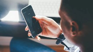 femeie hărțuită de iubit