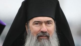 IPS Teodosie, slujbă nocturnă pentru alungarea COVID-19 pe străzile unui sat din Constanța (VIDEO)