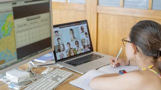 Profesorii din Rom&acirc;nia cer sporuri la salariu pentru predarea online. Aceștia se pl&acirc;ng că sunt expuși la radiații