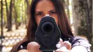 O fostă concurentă de la ”Puterea Dragostei” este hărțuită și urmărită de către un bărbat. Îi este frică să mai iasă din casă