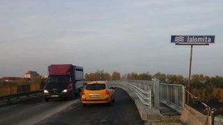 Circulaţia rutieră pe podul de la Slobozia reluată cu unele restricţii