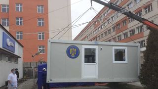 Containere &icirc;n locul corturilor de triaj epidemiologic la spitalele din Petroşani şi Lupeni
