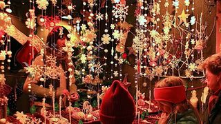 VIDEO - Comercianții &icirc;mpodobesc vitrinele. Start la decorațiuni