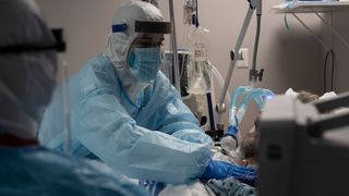 Cine este primul pacient român cu COVID transferat în străinătate