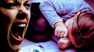 VIDEO - Mama monstru a fost luată de polițiști, copila e traumatizată