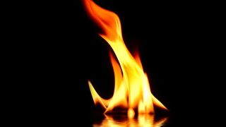 Traficul pe DN 2L este blocat pentru a permite intervenţia pompierilor.