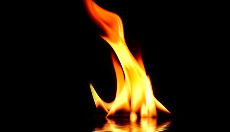 Traficul pe DN 2L este blocat pentru a permite intervenţia pompierilor.