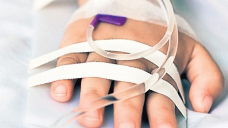 minor bătut de două fete