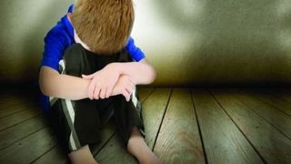 VIDEO| Fenomenul bullying-ului continuă în România. Două adolescente au bătut cu sălbăticie un băiat de 13 ani