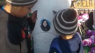 Imagini emoționante cu doi copii care se roagă la crucea mamei lor. Tatăl micuților i-a părăsit: „Mamă de ce ai murit?!”