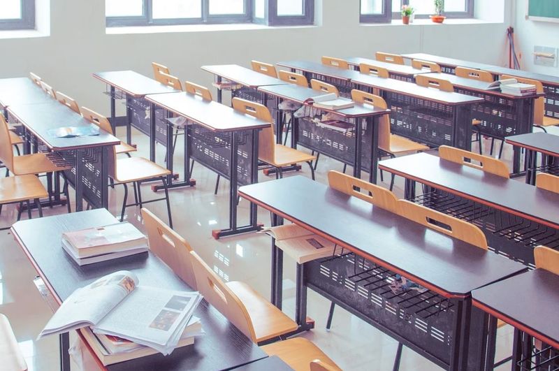 deschidere școli luna februarie