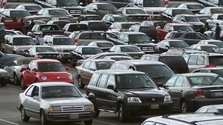 Dezastru auto. 27 de mașini au luat foc într-un parc