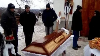 VIDEO - Rude în șoc. O femeie declarată moartă s-a ridicat din sicriu