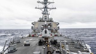 O navă de război americană a fost alungată din apele teritoriale ale Rusiei