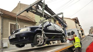 Mașinile parcate neregulamentar vor fi ridicate! Legea a fost promulgată de președintele Iohannis