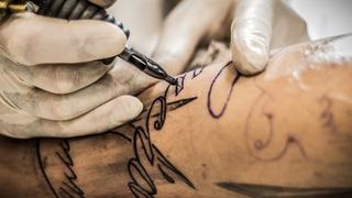 C&acirc;t costă un tatuaj la un salon bun din Rom&acirc;nia