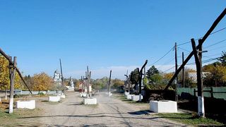 VIDEO -Păunești este satul cu 30 de fântâni pe o singură uliță