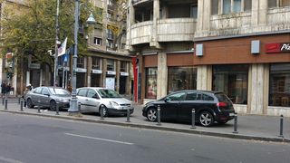 mașinile de pe trotuar ridicate