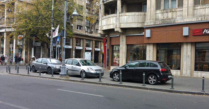 mașinile de pe trotuar ridicate