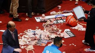  Dezbateri aprinse în Parlamentul din Taiwan. Parlamentarii opoziției au aruncat cu măruntaie de porc în premierul țării