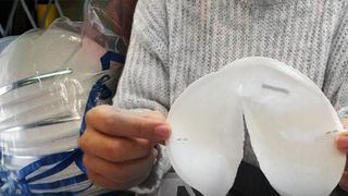 VIDEO - Credem că măștile ne protejează, dar unele sunt contrafăcute