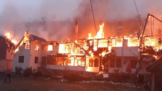 Trei pensiuni  în flăcări la Moeciu de Sus. Pompierii au stins cu greu incendiul