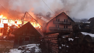 Trei pensiuni din Moeciu în flăcări. Pompierii nu mai pot face față incendiului