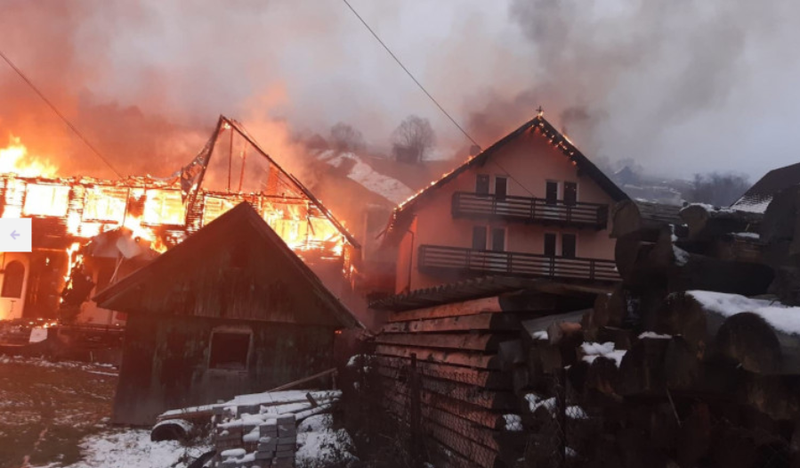 Trei pensiuni din Moeciu în flăcări. Pompierii nu mai pot face față incendiului
