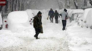 VIDEO - Decembrie începe în forță cu aer polar și ninsori. "Iarnă adevărată" în București