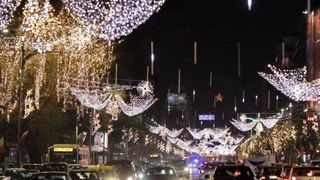 S-au aprins luminiţele de Crăciun 2020 în Bucureşti şi în marile oraşe. Târgurile de Crăciun nu vor fi deschise!