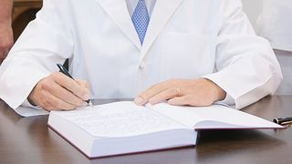 Iohannis, în halat alb, declarații mai mult decât optimiste în criza coronavirusului  - FOTO & VIDEO