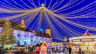 Sărbătorile de iarnă// Beculețele de Crăciun s-au aprins deja în orașele României - VIDEO