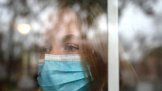 Cât trebuie să stăm, de fapt, în carantină după ce am intrat în contact cu o persoană confirmată cu Sars-Cov-2