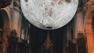 VIDEO - Instalații luminoase gigantice au „împodobit” Cluj-Napoca