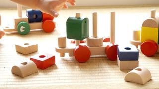 VIDEO - Moș Nicolae le pune în ghetuțe celor cuminți jucării de lemn