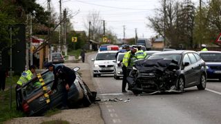 VIDEO - O fetiță de doar nouă ani a fost la un pas de moarte pe șosea