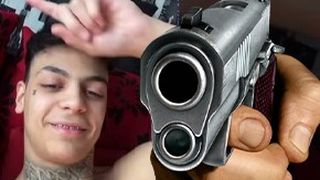 VIDEO - T&acirc;nărul cu pistol din videoclip a intrat &icirc;n vizorul polițiștilor