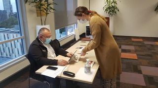 A inceput votul! FOTO cu primul român care a votat la alegerile parlamentare 2020